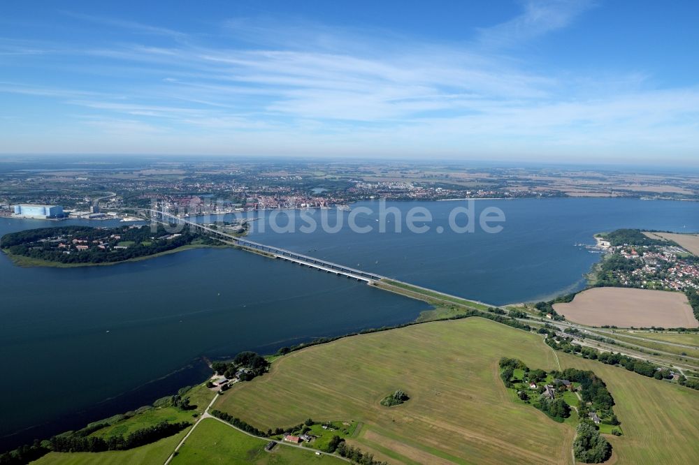 Stralsund aus der Vogelperspektive: Strelasundquerung / Rügenbrücke mit Rügendamm in Stralsund im Bundesland Mecklenburg-Vorpommern