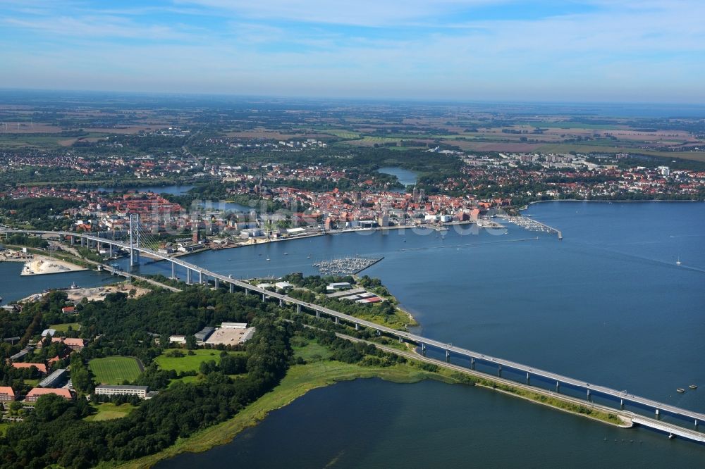 Luftaufnahme Stralsund - Strelasundquerung / Rügenbrücke mit Rügendamm in Stralsund im Bundesland Mecklenburg-Vorpommern