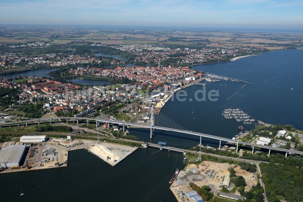 Stralsund von oben - Strelasundquerung / Rügenbrücke mit Rügendamm in Stralsund im Bundesland Mecklenburg-Vorpommern