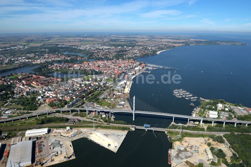 Stralsund aus der Vogelperspektive: Strelasundquerung / Rügenbrücke mit Rügendamm in Stralsund im Bundesland Mecklenburg-Vorpommern