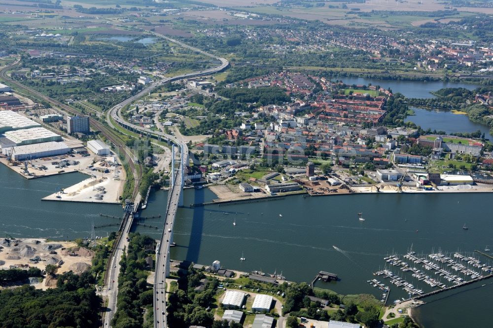 Stralsund aus der Vogelperspektive: Strelasundquerung / Rügenbrücke mit Rügendamm in Stralsund im Bundesland Mecklenburg-Vorpommern