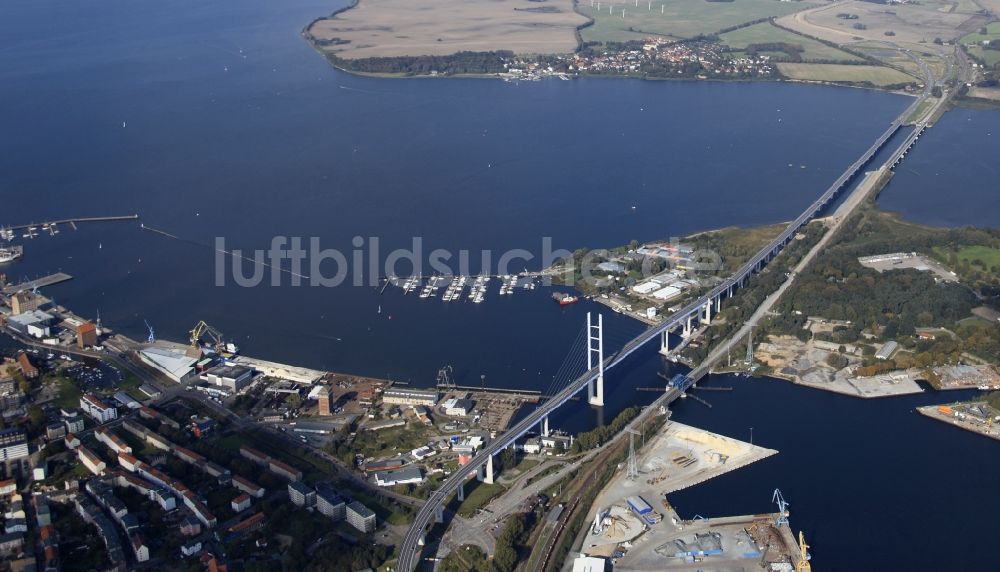 Stralsund von oben - Strelasundquerung / Rügenbrücke mit Rügendamm in Stralsund im Bundesland Mecklenburg-Vorpommern