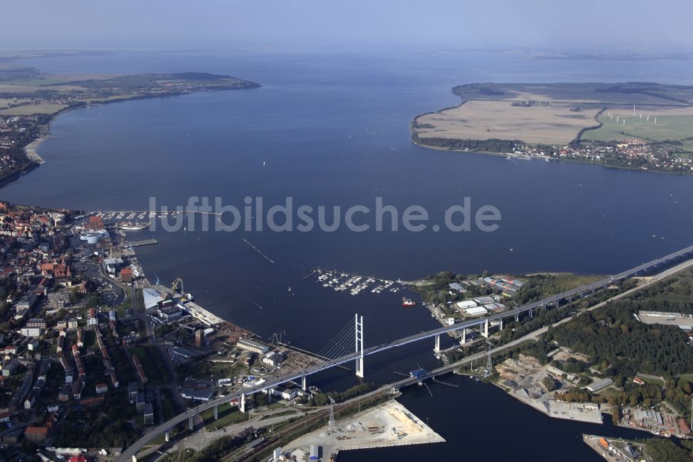 Stralsund aus der Vogelperspektive: Strelasundquerung / Rügenbrücke mit Rügendamm in Stralsund im Bundesland Mecklenburg-Vorpommern