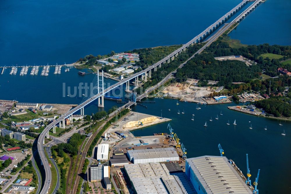 Luftbild Stralsund - Strelasundquerung Rügenbrücke mit Rügendamm in Stralsund im Bundesland Mecklenburg-Vorpommern