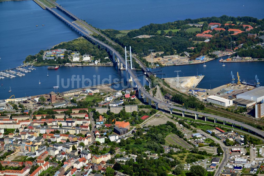 Stralsund von oben - Strelasundquerung Rügenbrücke mit Rügendamm in Stralsund im Bundesland Mecklenburg-Vorpommern