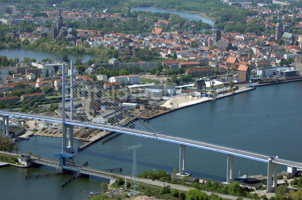 Stralsund von oben - Strelasundquerung und Rügendamm- Brücke der Insel Rügen