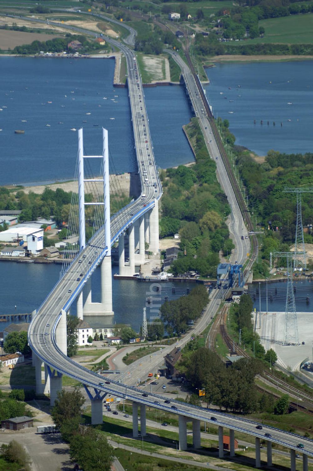 Stralsund aus der Vogelperspektive: Strelasundquerung und Rügendamm- Brücke der Insel Rügen