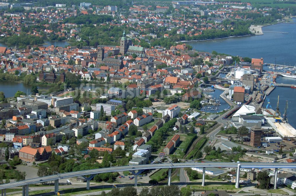 Stralsund von oben - Strelasundquerung und Rügendamm- Brücke der Insel Rügen