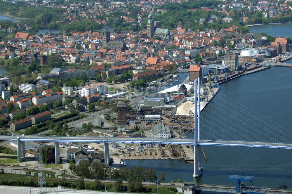 Luftaufnahme Stralsund - Strelasundquerung und Rügendamm- Brücke der Insel Rügen