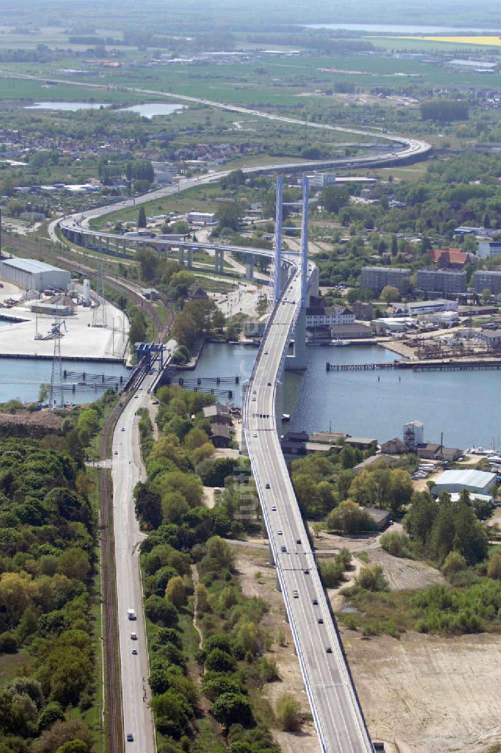 Stralsund aus der Vogelperspektive: Strelasundquerung und Rügendamm- Brücke der Insel Rügen