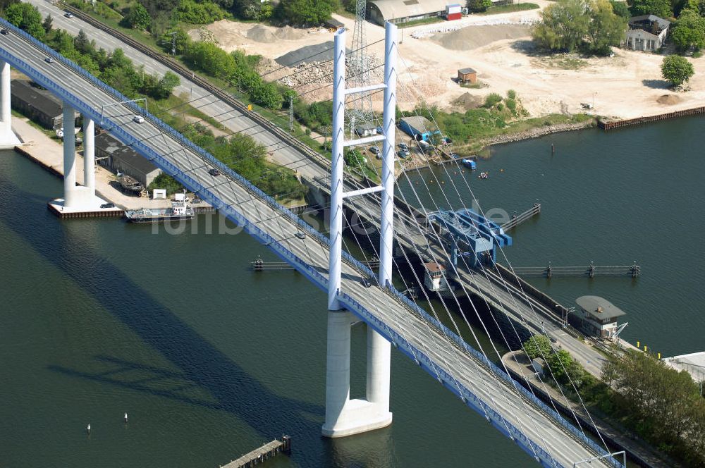 Luftaufnahme Stralsund - Strelasundquerung und Rügendamm- Brücke der Insel Rügen