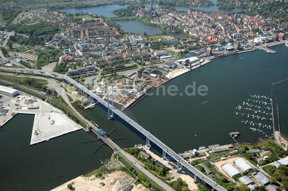 Luftaufnahme Stralsund - Strelasundquerung und Rügendamm- Brücke der Insel Rügen