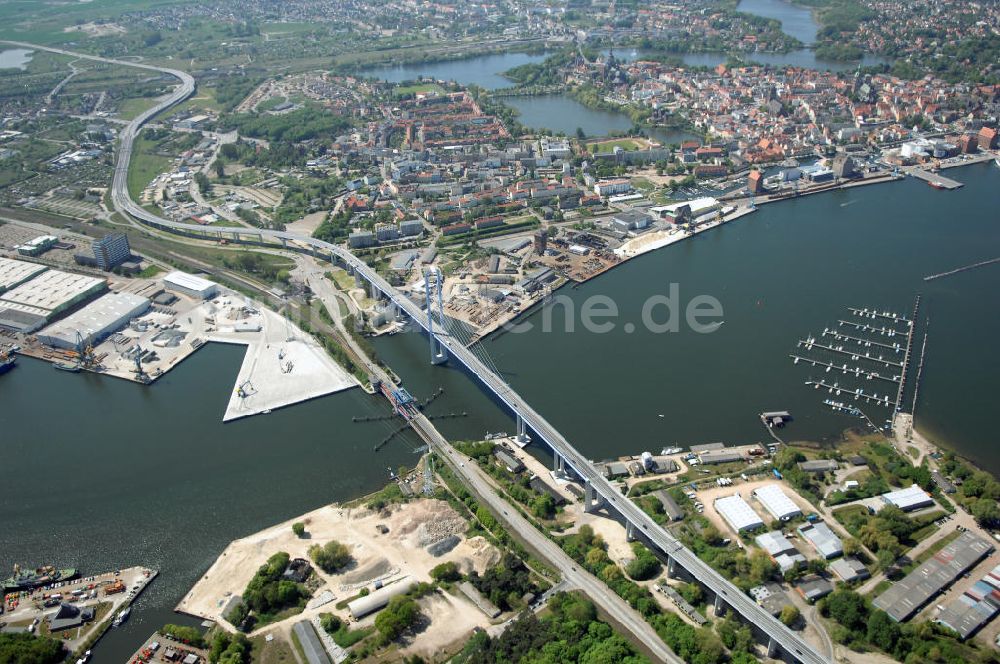 Stralsund von oben - Strelasundquerung und Rügendamm- Brücke der Insel Rügen