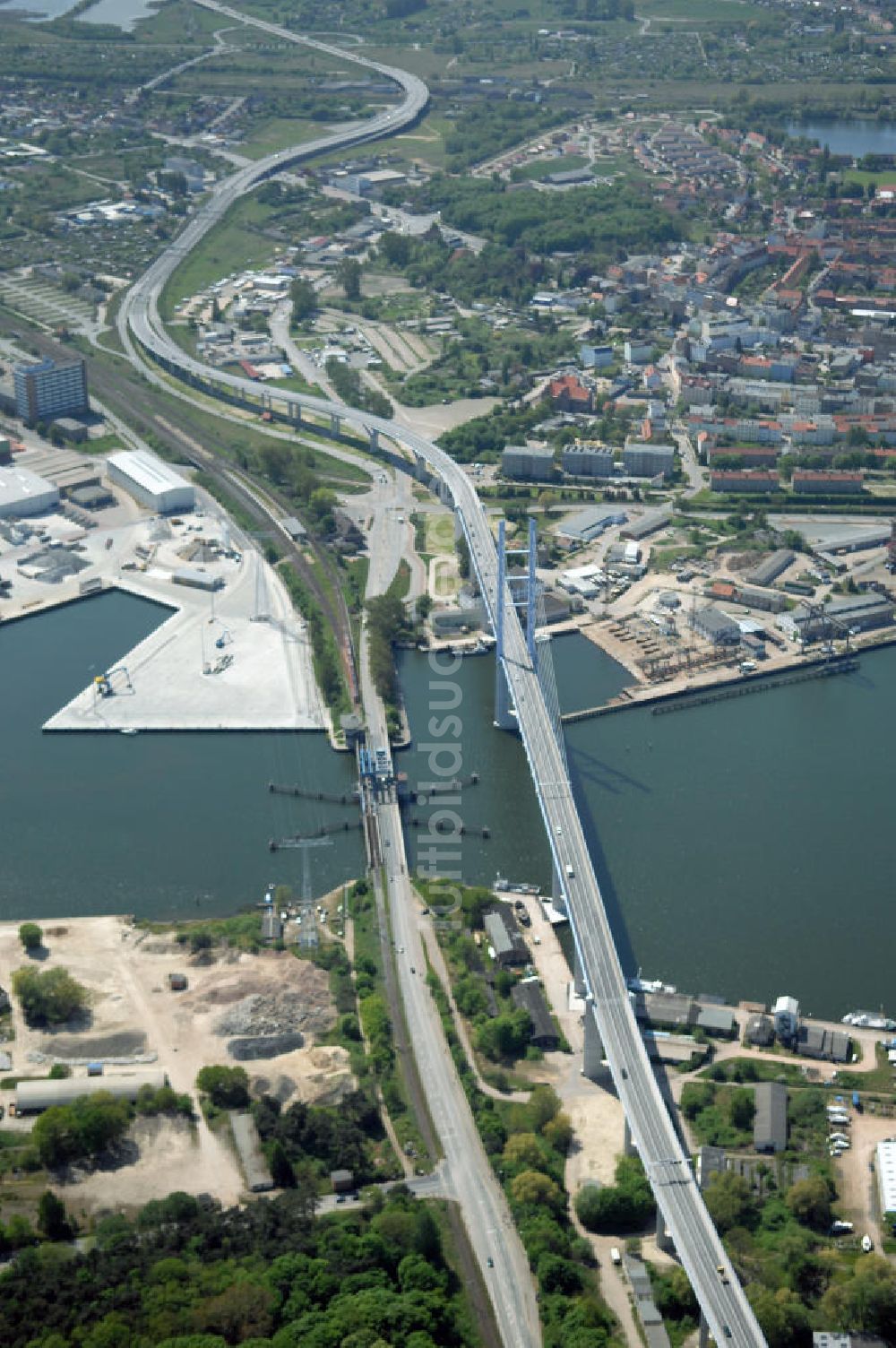 Stralsund aus der Vogelperspektive: Strelasundquerung und Rügendamm- Brücke der Insel Rügen