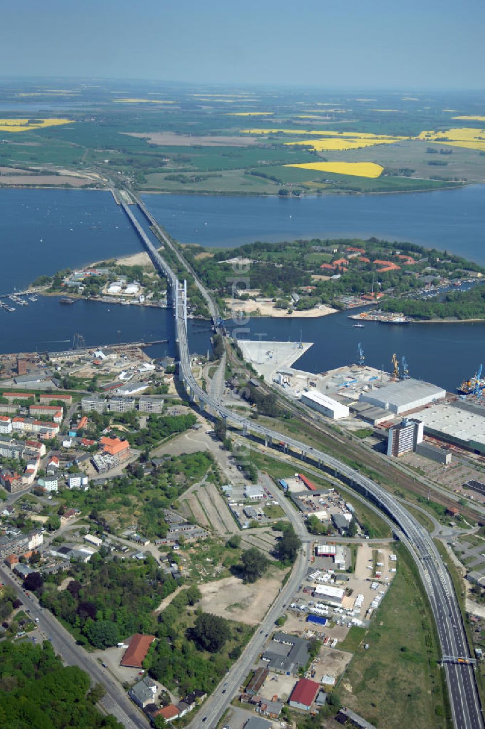 Luftbild Stralsund - Strelasundquerung und Rügendamm- Brücke der Insel Rügen