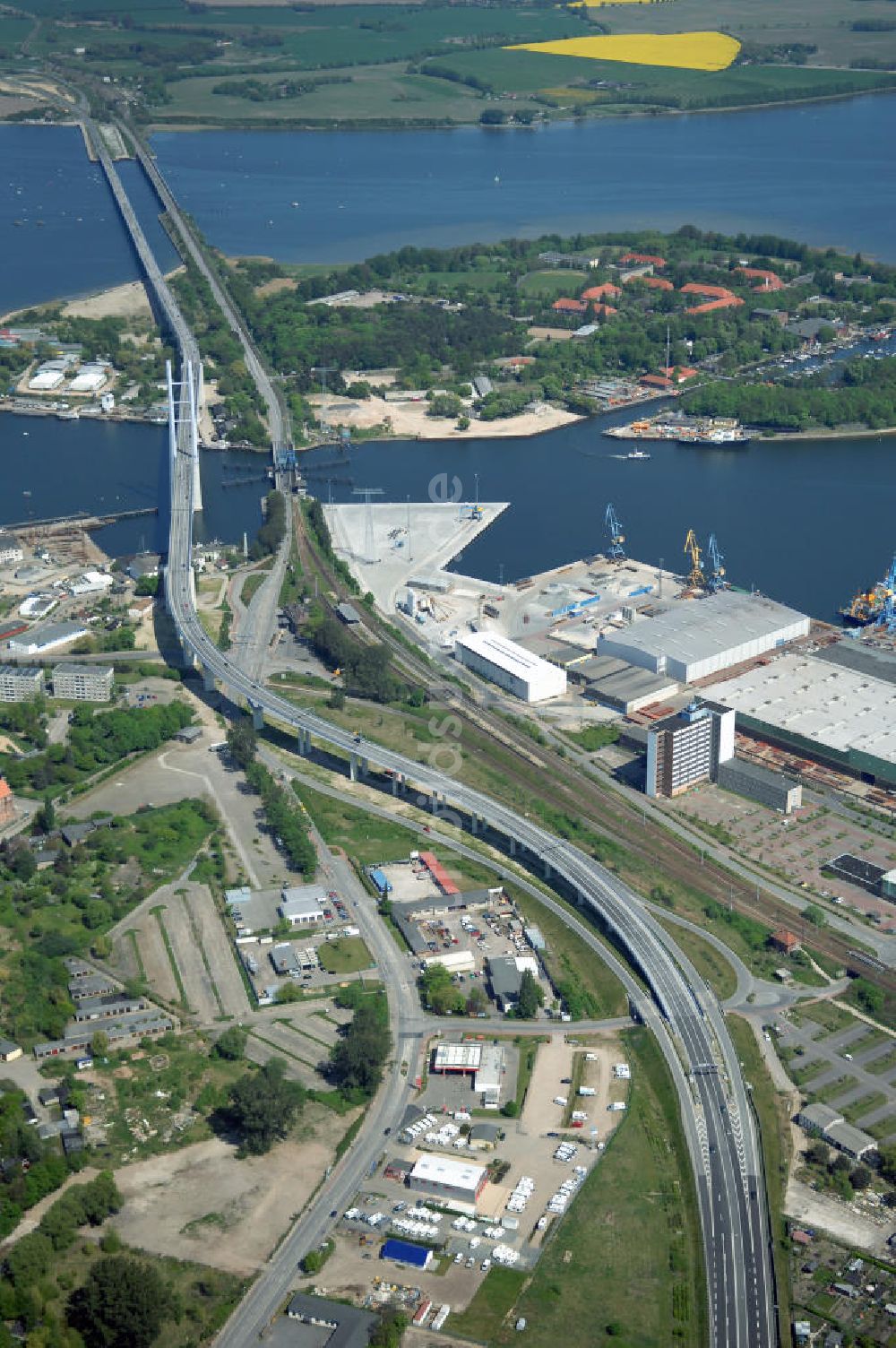 Luftaufnahme Stralsund - Strelasundquerung und Rügendamm- Brücke der Insel Rügen