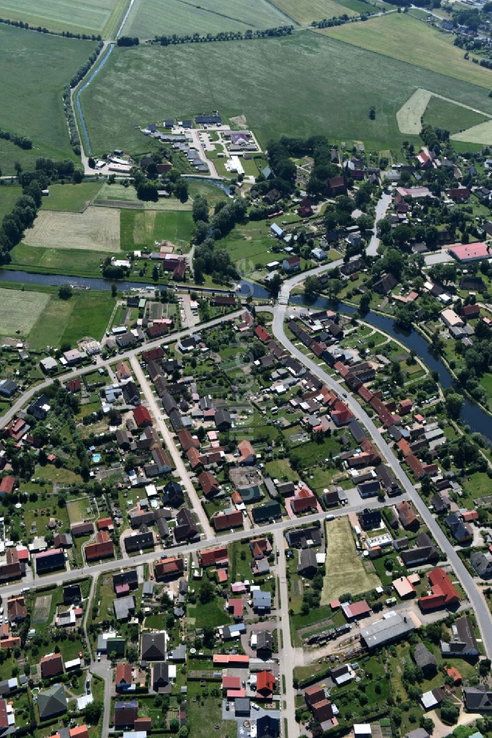 Banzkow von oben - Störkanal mit Schleuse und Mühlengraben mit Wehr in Banzkow im Bundesland Mecklenburg-Vorpommern