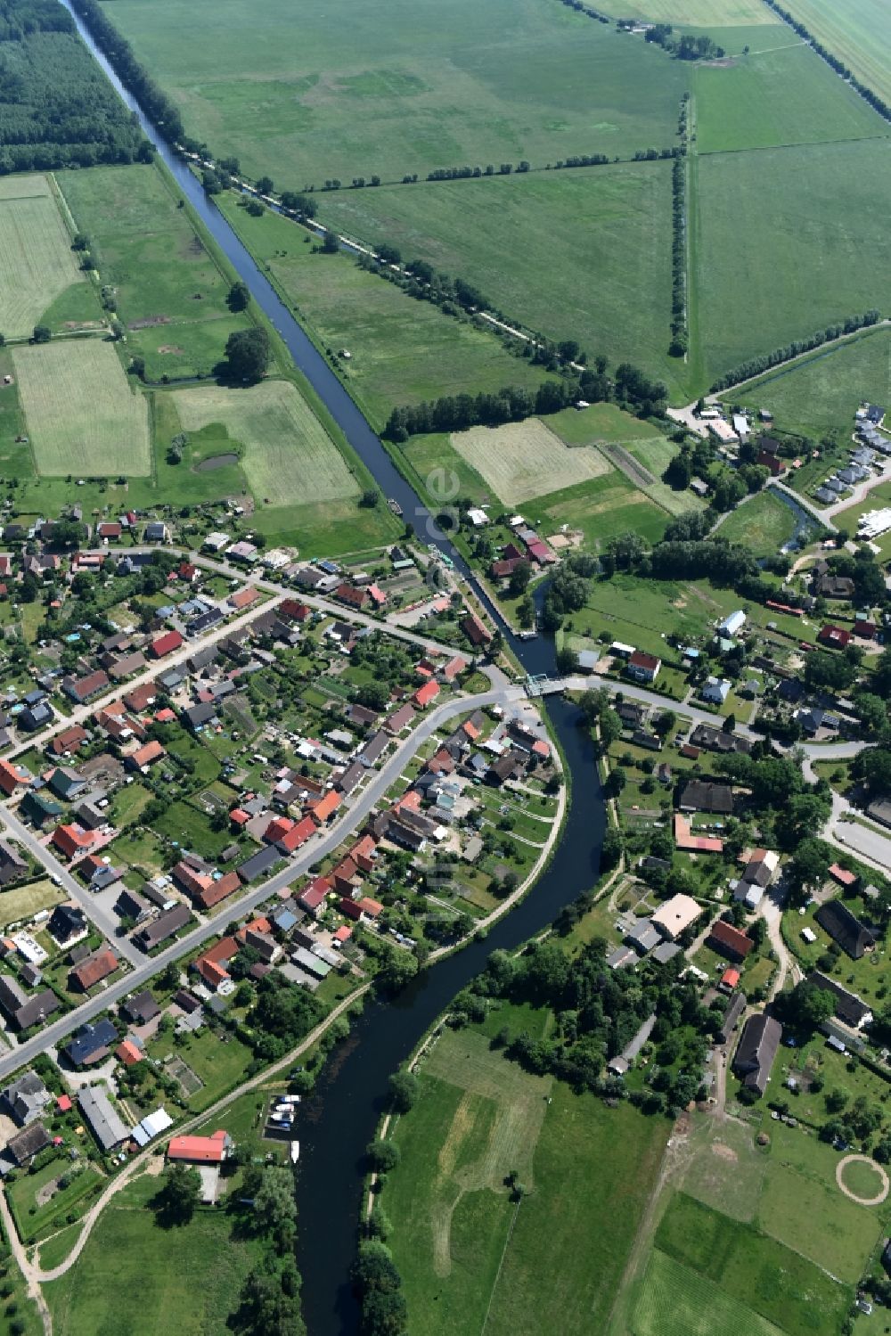 Banzkow aus der Vogelperspektive: Störkanal mit Schleuse und Mühlengraben mit Wehr in Banzkow im Bundesland Mecklenburg-Vorpommern