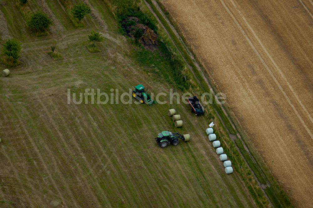 Luftaufnahme Rosdorf - Strohballen- Abtransport auf einem Feld in Rosdorf im Bundesland Niedersachsen, Deutschland