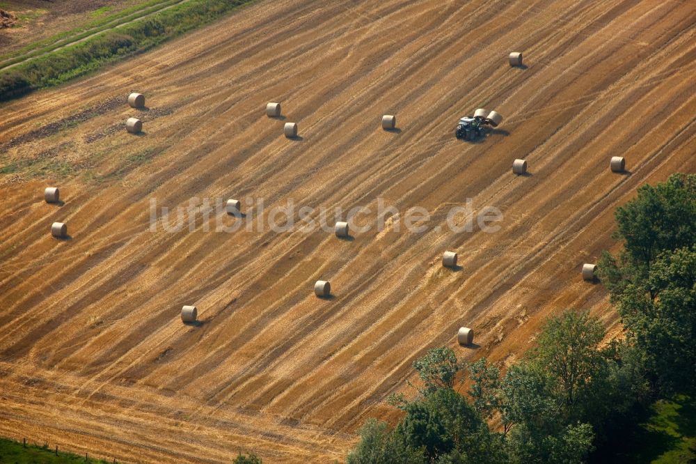 Luftaufnahme Hamm - Strohballen auf einem abgeernteten Kornfeld in Hamm im Bundesland Nordrhein-Westfalen