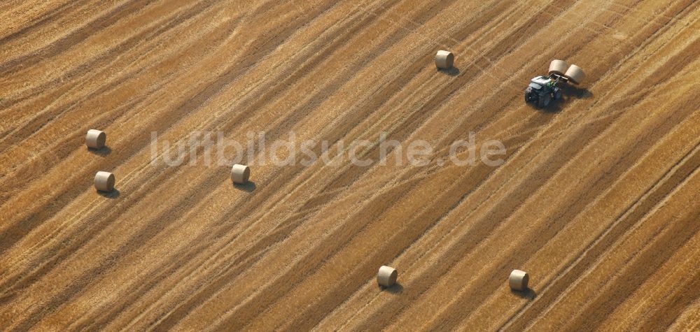 Hamm von oben - Strohballen auf einem abgeernteten Kornfeld in Hamm im Bundesland Nordrhein-Westfalen