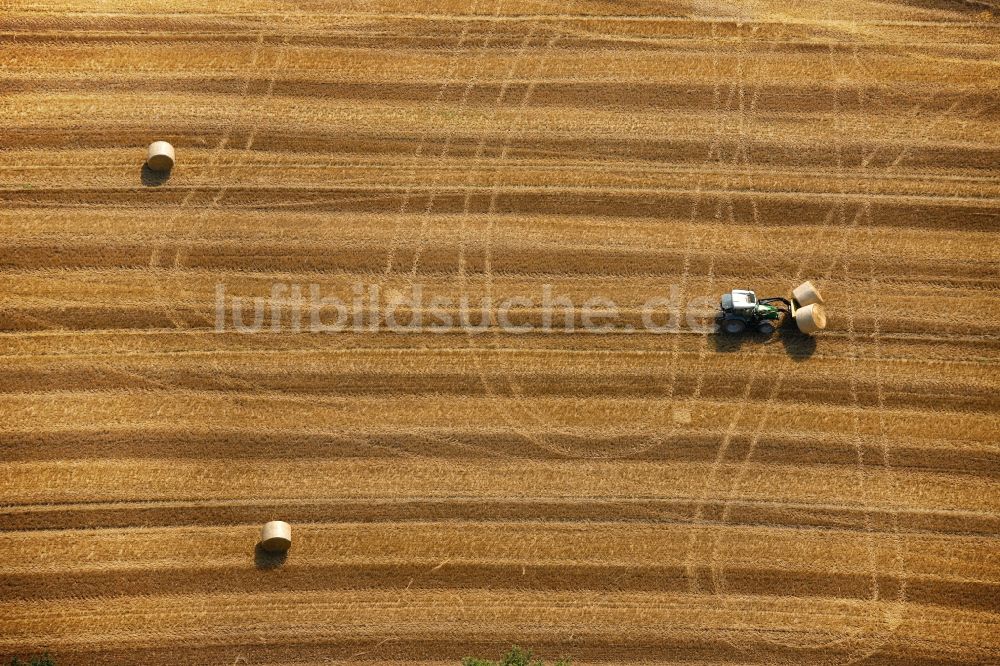 Hamm aus der Vogelperspektive: Strohballen auf einem abgeernteten Kornfeld in Hamm im Bundesland Nordrhein-Westfalen