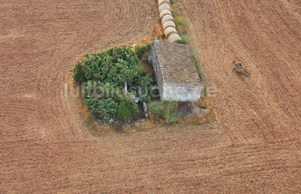 Luftaufnahme Manacor - Strohballen- Landschaft auf einem Feld am Ortsrand bei Manacor in Mallorca auf der balearischen Mittelmeerinsel Mallorca, Spanien