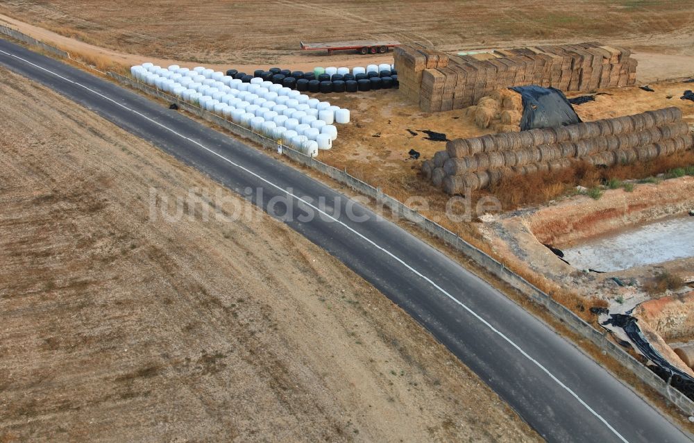 Luftbild Manacor - Strohballen- Landschaft auf einem Feld am Ortsrand bei Manacor in Mallorca auf der balearischen Mittelmeerinsel Mallorca, Spanien