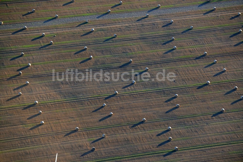 Luftbild Karstädt - Strohballen- Landschaft auf einem Feld am Ortsrand in Karstädt im Bundesland Brandenburg