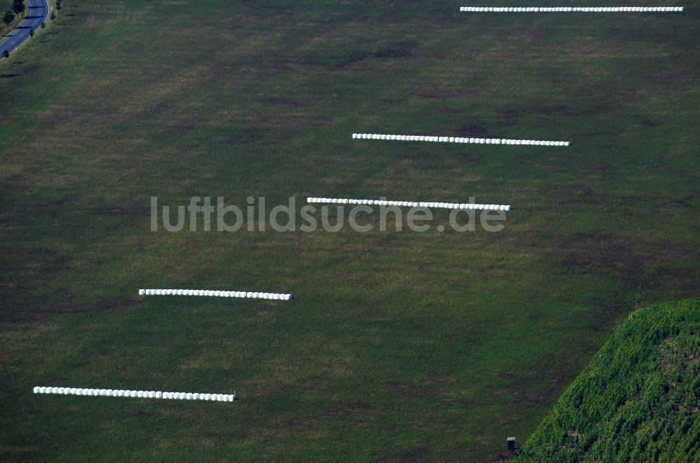 Lutherstadt Wittenberg aus der Vogelperspektive: Strohballen- Landschaft auf einem Feld am Ortsrand in Lutherstadt Wittenberg im Bundesland Sachsen-Anhalt