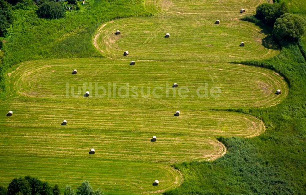 Luftaufnahme Mirow - Strohballen- Landschaft auf einem Feld am Ortsrand in Mirow im Bundesland Mecklenburg-Vorpommern