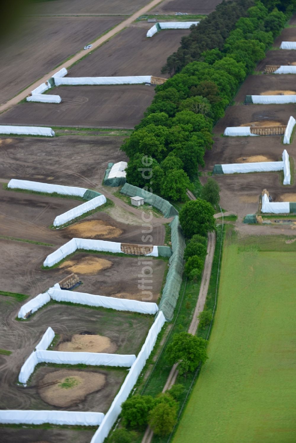 Luftaufnahme Muchow - Strohballen- Landschaft auf einem Feld am Ortsrand in Muchow im Bundesland Mecklenburg-Vorpommern