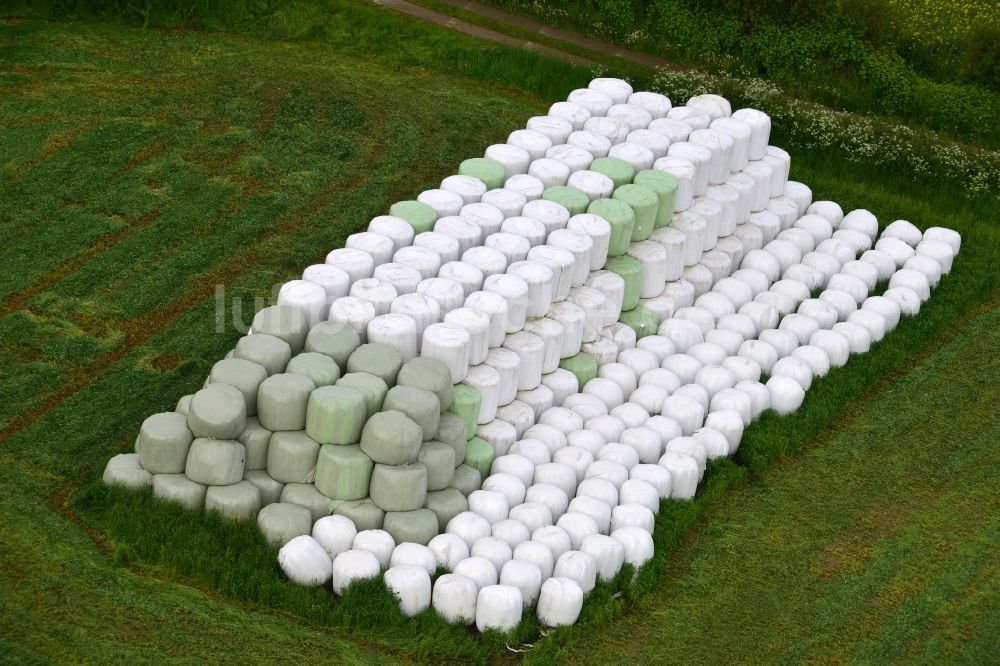 Rögnitz von oben - Strohballen- Landschaft auf einem Feld am Ortsrand in Rögnitz im Bundesland Mecklenburg-Vorpommern