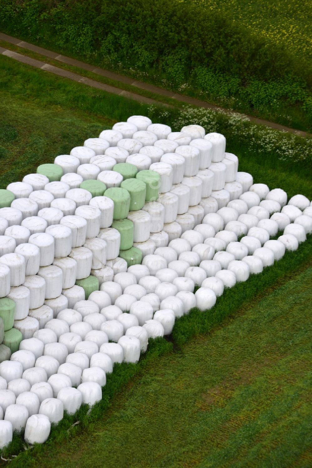 Rögnitz aus der Vogelperspektive: Strohballen- Landschaft auf einem Feld am Ortsrand in Rögnitz im Bundesland Mecklenburg-Vorpommern