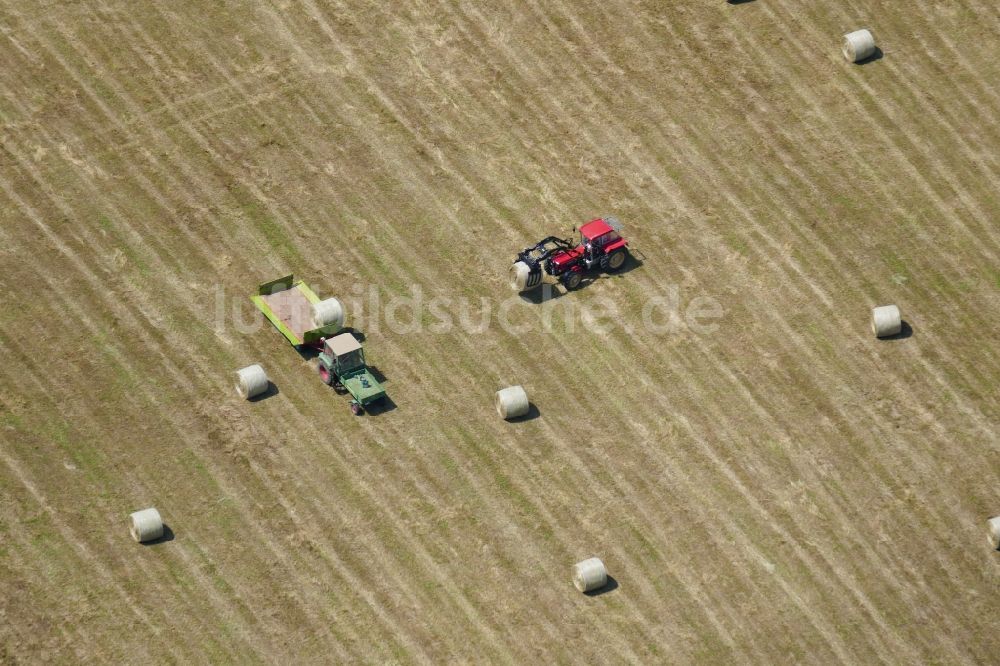 Rosdorf aus der Vogelperspektive: Strohballen- Landschaft auf einem Feld am Ortsrand in Rosdorf im Bundesland Niedersachsen