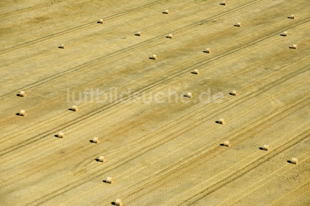 Zschepplin aus der Vogelperspektive: Strohballen- Landschaft auf einem Feld am Ortsrand in Zschepplin im Bundesland Sachsen