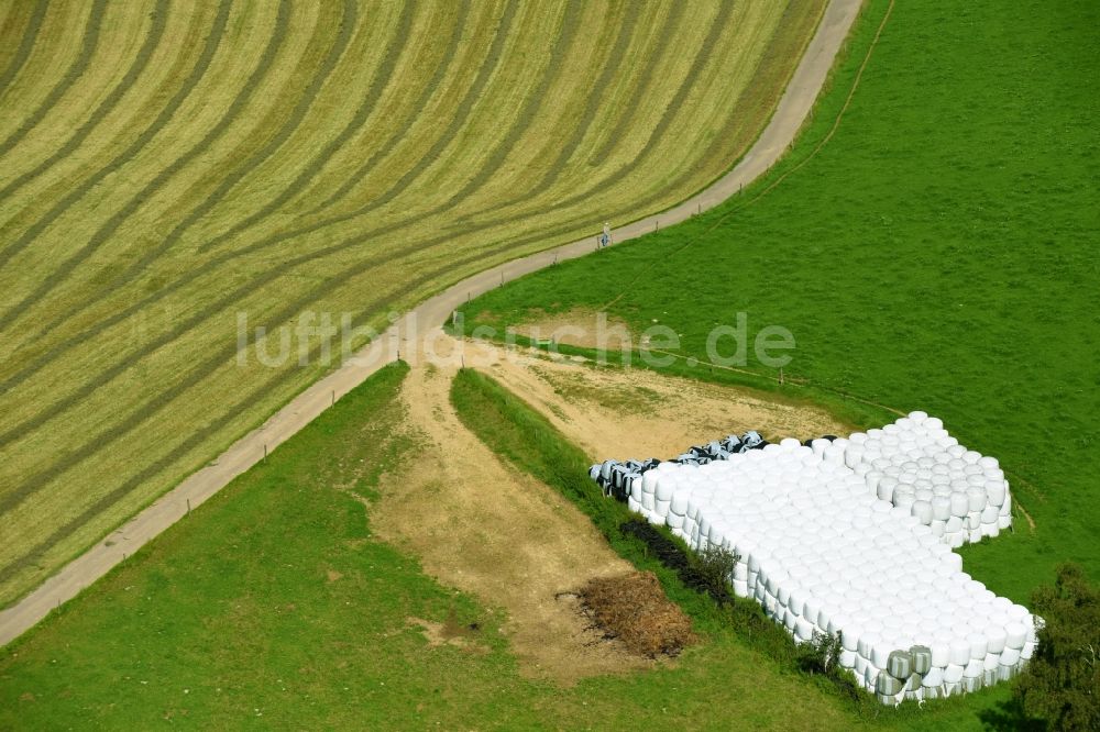 Winkel von oben - Strohballen- Stapel in einer landwirtschaftlichen Lagerfläche in Winkel im Bundesland Nordrhein-Westfalen, Deutschland