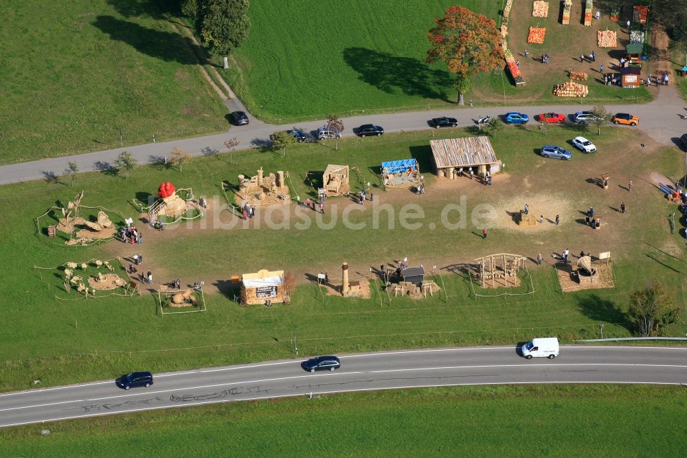 Luftaufnahme Höchenschwand - Strohskulpturen-Wettbewerb in Höchenschwand im Bundesland Baden-Württemberg, Deutschland