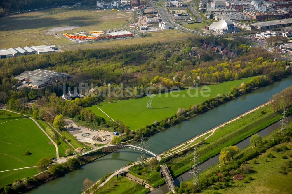 Luftaufnahme Oberhausen - Strommast- Konstruktion einer Trasse und Verbundleitung in Oberhausen im Bundesland Nordrhein-Westfalen