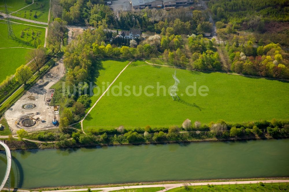 Oberhausen aus der Vogelperspektive: Strommast- Konstruktion einer Trasse und Verbundleitung in Oberhausen im Bundesland Nordrhein-Westfalen