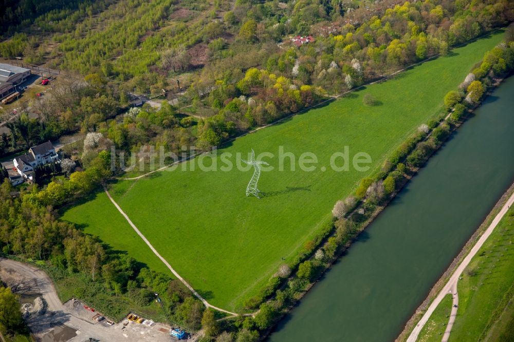 Oberhausen aus der Vogelperspektive: Strommast- Konstruktion einer Trasse und Verbundleitung in Oberhausen im Bundesland Nordrhein-Westfalen