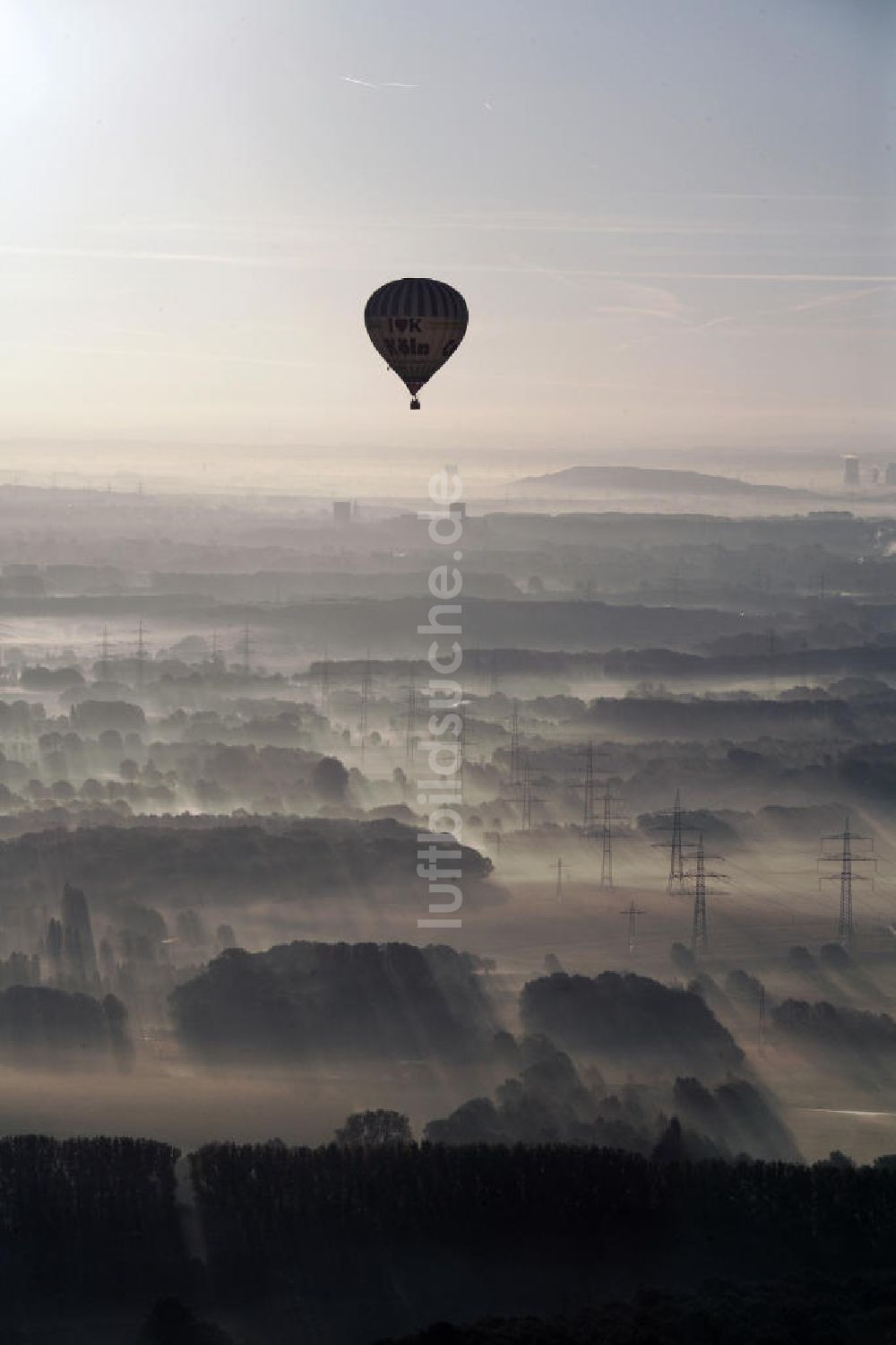 Gelsenkirchen von oben - Strommasten bei Sonnenaufgang im Morgennebel