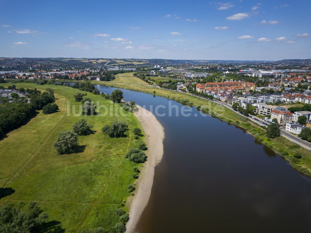 Dresden aus der Vogelperspektive: Strukturen einer Auen und- Wiesen- Landschaft der Elbe in Dresden im Bundesland Sachsen, Deutschland