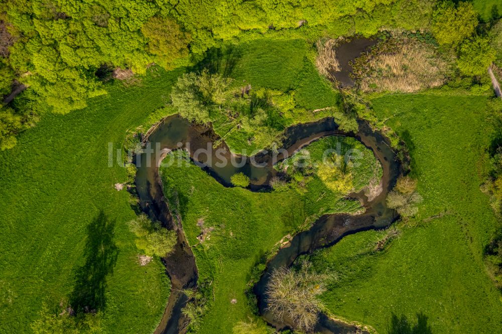 Luftaufnahme Würselen - Strukturen einer Auen und- Wiesen- Landschaft entlang des Wurm - Flußverlaufes in Würselen im Bundesland Nordrhein-Westfalen, Deutschland