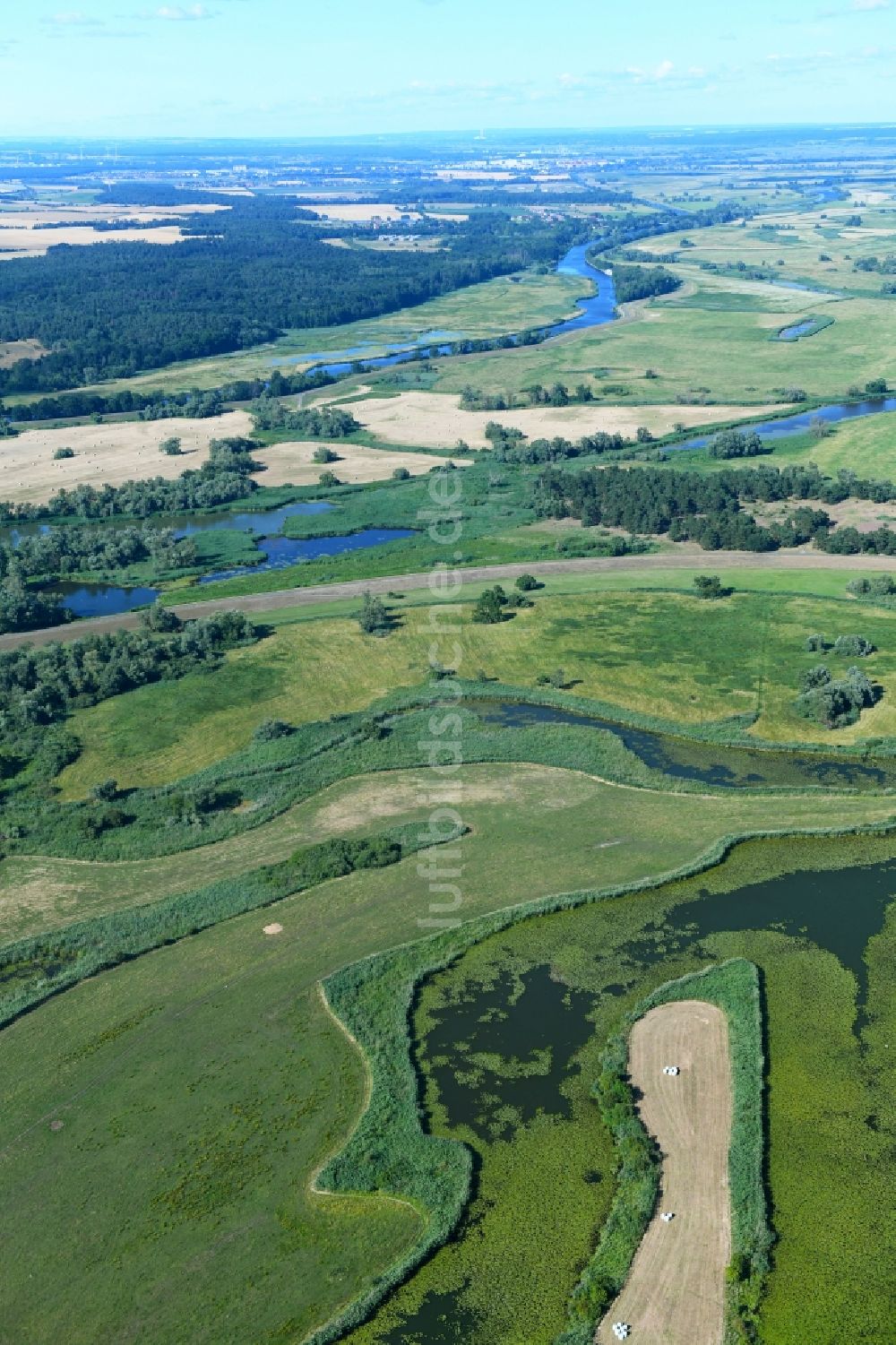 Schöneberg aus der Vogelperspektive: Strukturen einer Auen und- Wiesen- Landschaft in Schöneberg im Bundesland Brandenburg, Deutschland