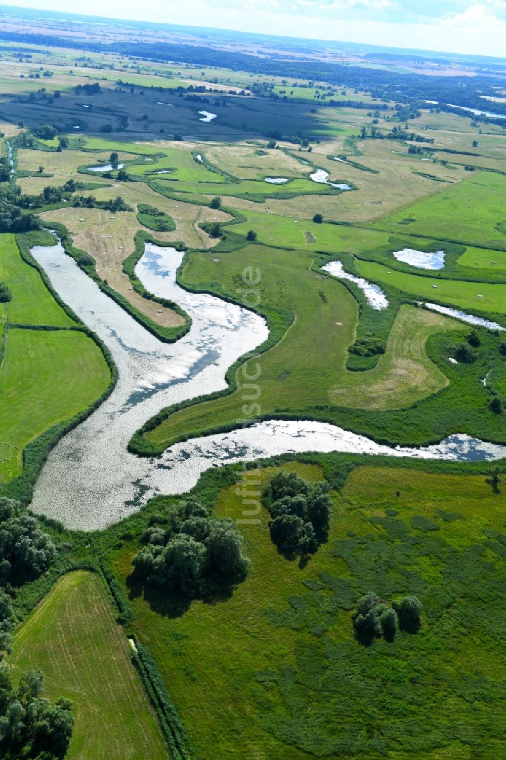 Stützkow aus der Vogelperspektive: Strukturen einer Auen und- Wiesen- Landschaft in Stützkow im Bundesland Brandenburg, Deutschland