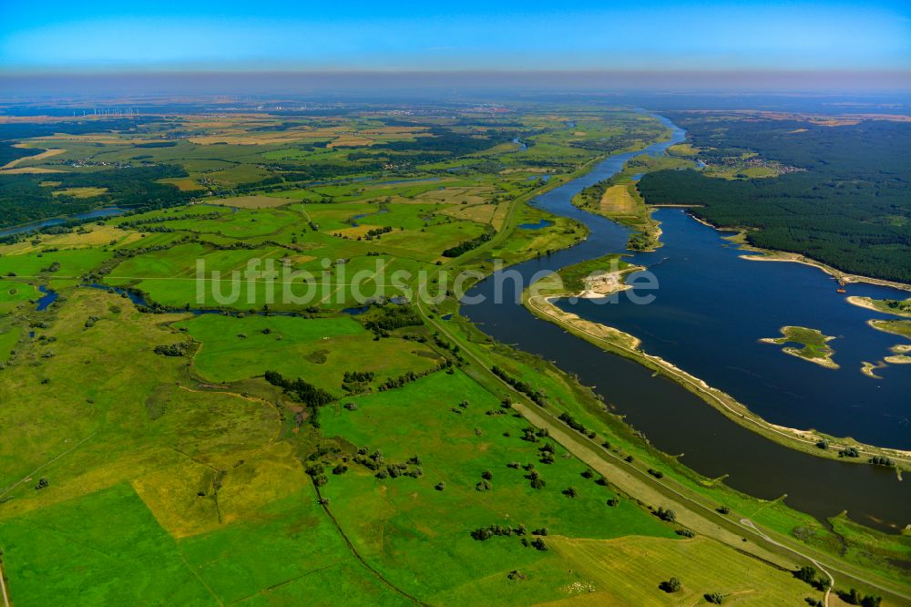 Luftbild Lunow-Stolzenhagen - Strukturen einer Auen und- Wiesen- Landschaft am Ufer des Flußverlaufes der Oder in Lunow-Stolzenhagen im Bundesland Brandenburg, Deutschland