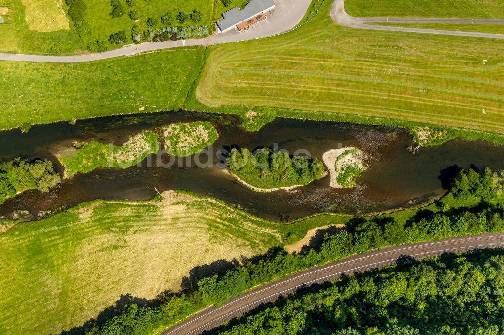 Luftaufnahme Arnsberg - Strukturen einer Auen und- Wiesen- Landschaft am Ufer der Ruhr im Ortsteil Oeventrop in Arnsberg im Bundesland Nordrhein-Westfalen, Deutschland