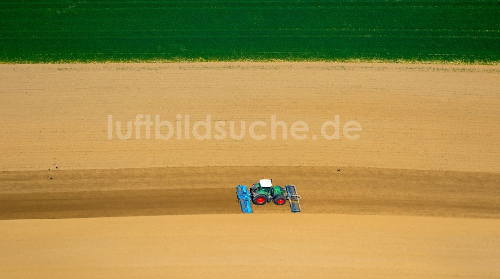 Luftbild Linnich - Strukturen beim Eggen und Sähen auf landwirtschaftlichen Feldern in Linnich im Bundesland Nordrhein-Westfalen