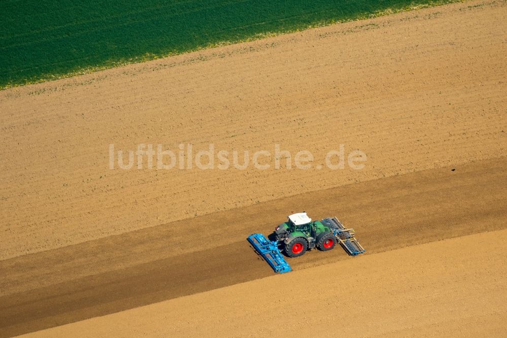 Linnich aus der Vogelperspektive: Strukturen beim Eggen und Sähen auf landwirtschaftlichen Feldern in Linnich im Bundesland Nordrhein-Westfalen